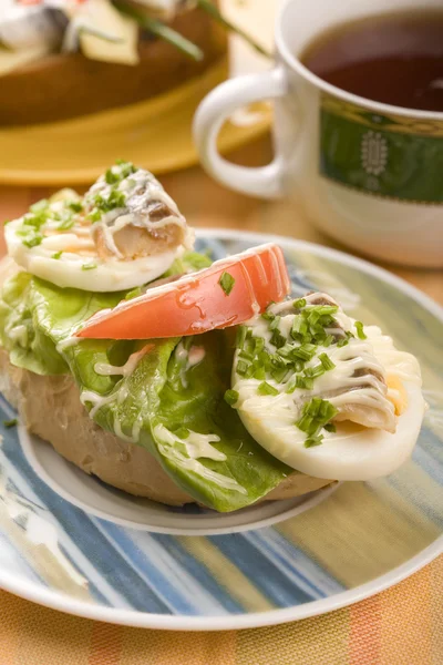 Leckeres Sandwich mit Salat, Fisch, Ei und Tomate — Stockfoto
