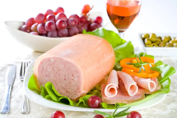 Carne de almoço, salada, azeitonas e uvas — Fotografia de Stock