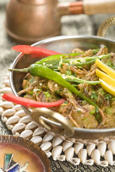 Indisches Essen, Auberginen in Gewürzen, Baingan Bharta — Stockfoto