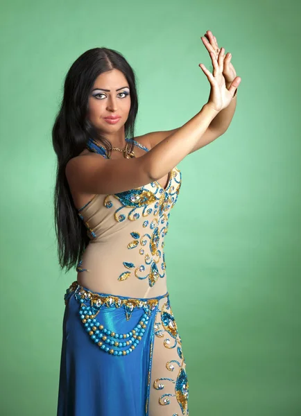 Belle fille danseuse de danse arabe — Photo