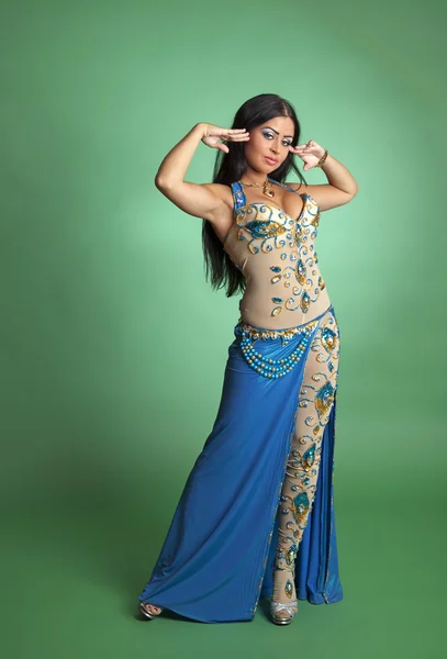美丽的女孩的阿拉伯文舞蹈的舞者 — 图库照片