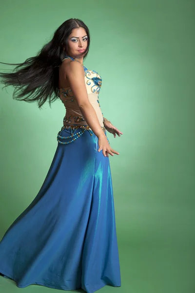 美丽的女孩的阿拉伯文舞蹈的舞者 — 图库照片