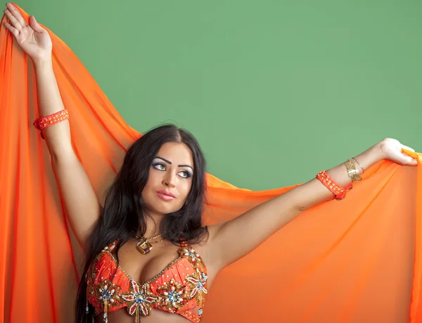 Красива дівчина танцюрист Арабська танець — стокове фото
