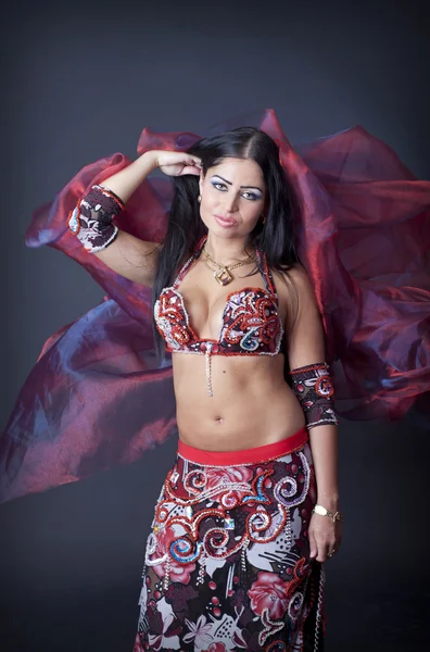 Piękna dziewczyna tancerz taniec arabski — Zdjęcie stockowe