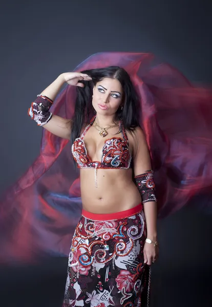 アラビア語のダンスの美しい少女ダンサー — ストック写真