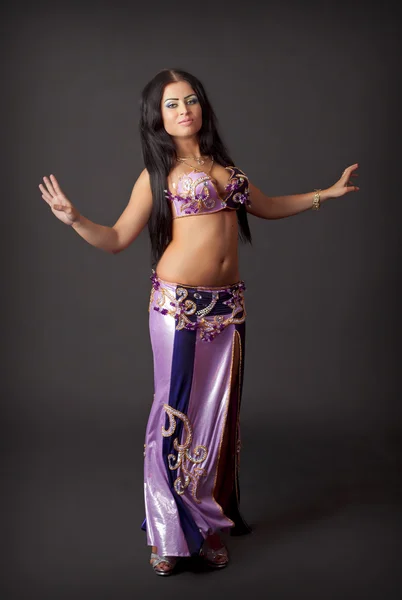 Bela dançarina de dança árabe — Fotografia de Stock