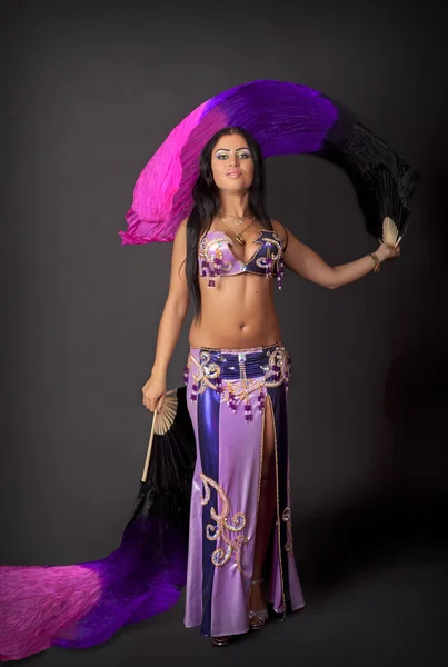 Όμορφο κορίτσι χορεύτρια του αραβικού χορού — Φωτογραφία Αρχείου