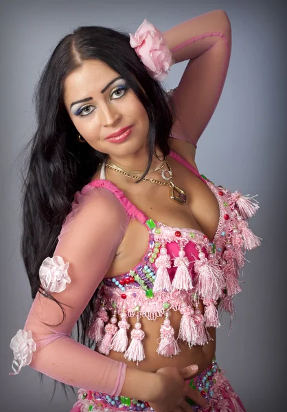 Piękna dziewczyna tancerz taniec arabski — Zdjęcie stockowe