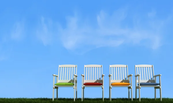 Quatro cadeira branca na grama — Fotografia de Stock