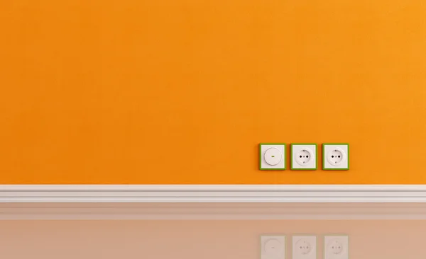 Steckdosen an der orangefarbenen Wand — Stockfoto