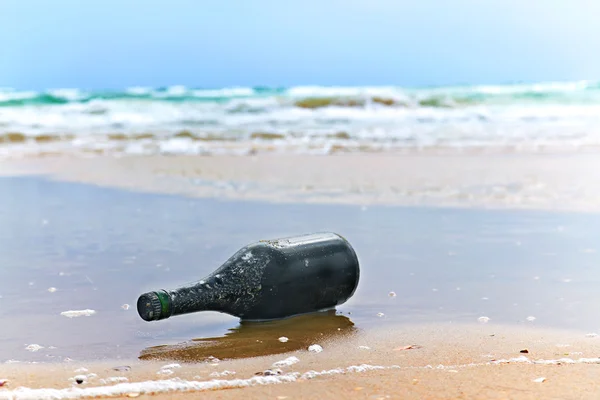 Bottle with a note on the sea shore — Stock Photo, Image