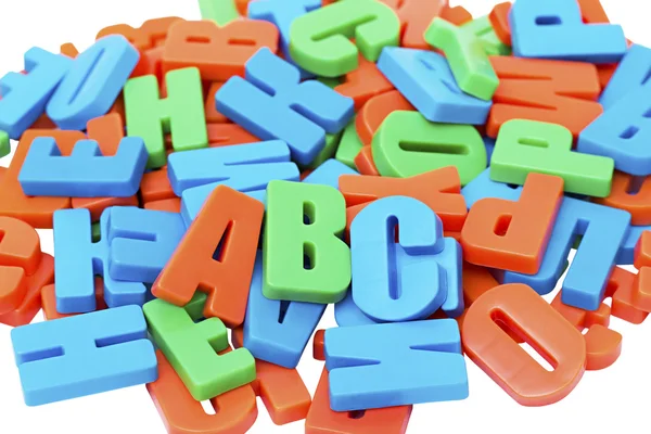 Bir mıknatıs üzerinde renkli alfabesi harfleri — Stok fotoğraf