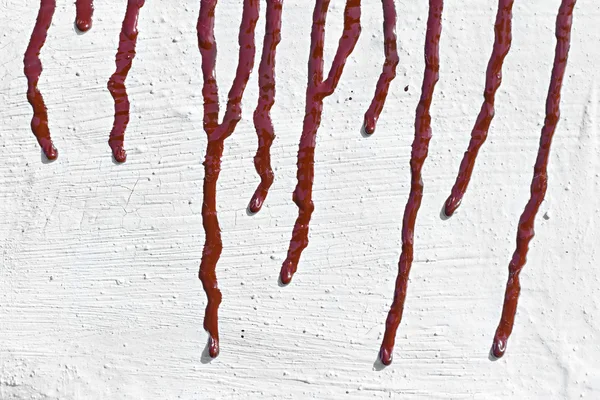 Strisce di vernice rossa sulla parete imbiancata — Foto Stock