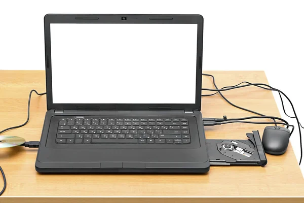 Laptop op een tafel met een open schijf — Stockfoto