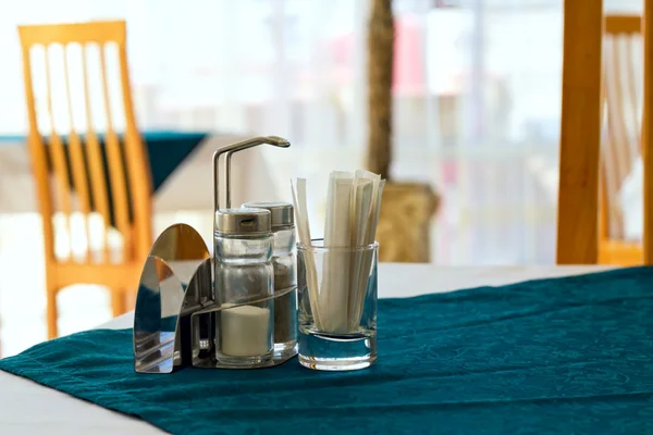 Tablo içinde bir kafe Tuz karabiber ve kürdan — Stok fotoğraf