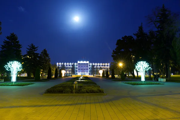 Praça em frente à noite — Fotografia de Stock
