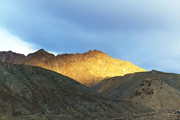 A hegy tetején megvilágított a lenyugvó nap — Stock Fotó