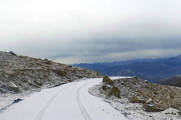 Estrada coberta de neve em um passo de montanha — Fotografia de Stock