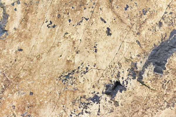 Roca de piedra con grietas en el fondo —  Fotos de Stock