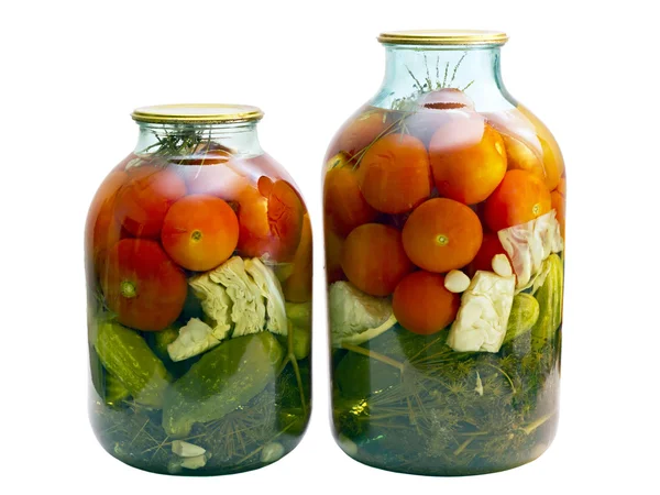 Консервированные помидоры и огурцы в стеклянной банке — стоковое фото