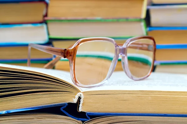 Lectura de gafas acostado en el libro —  Fotos de Stock