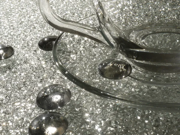 Fragmento de una taza de vidrio sobre cristal — Foto de Stock