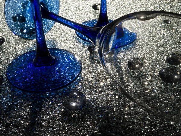 Copas de vino con azul oscuro una pierna en cristal — Foto de Stock