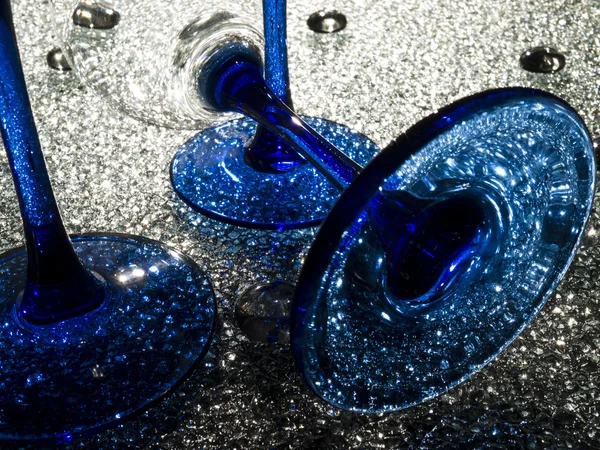 A sötétkék a lábát a kristály üveg poharak — Stock Fotó