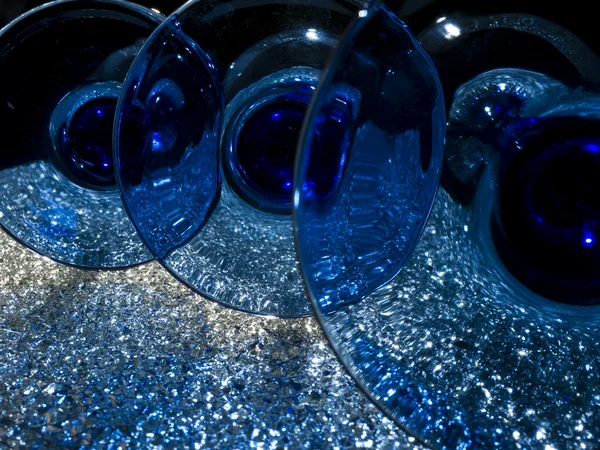 Weingläser mit dunkelblauem Bein auf Kristallglas — Stockfoto