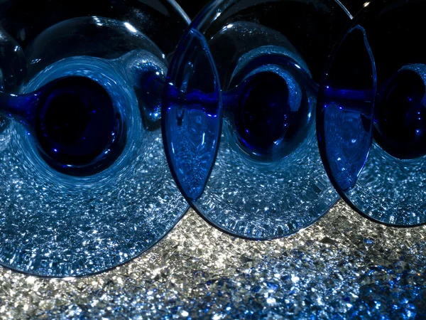 A sötétkék a lábát a kristály üveg poharak — Stock Fotó