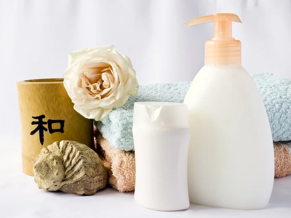 Shampoo, badschuim, handdoeken — Stockfoto