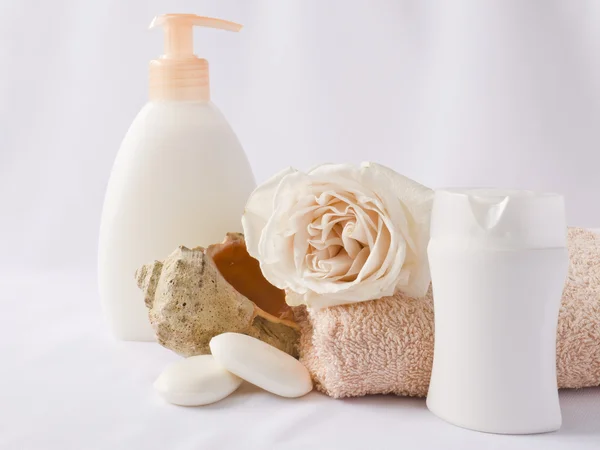 Shampoo, badschuim, handdoeken — Stockfoto