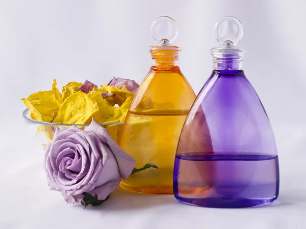 Lavendel- und Arnikaöl, Rosenblätter — Stockfoto