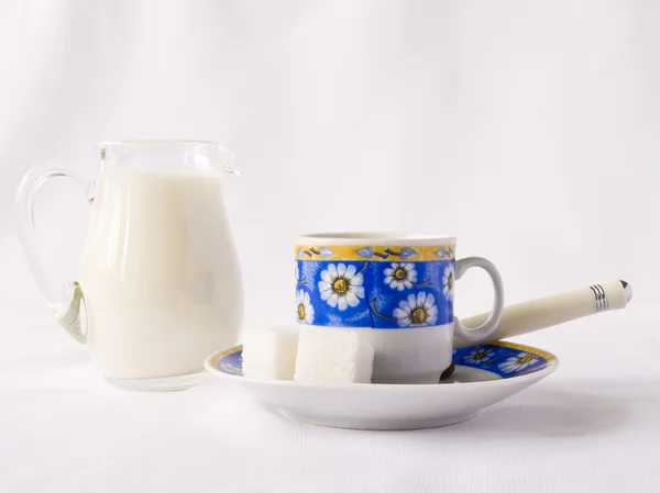 Taça, leite e açúcar — Fotografia de Stock