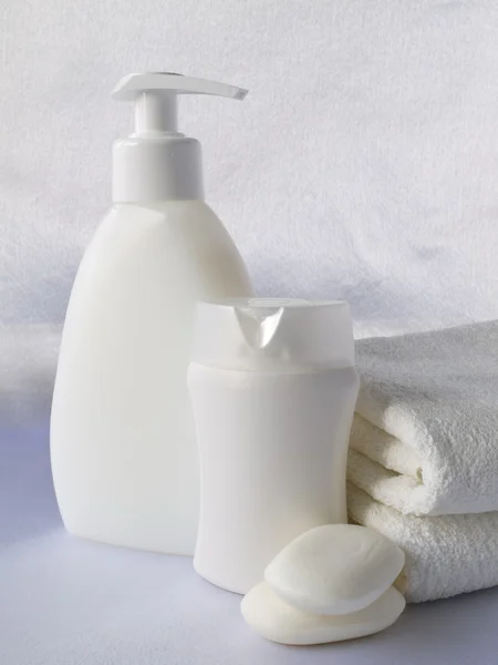 Shampoo, Duschgel, Handtücher — Stockfoto