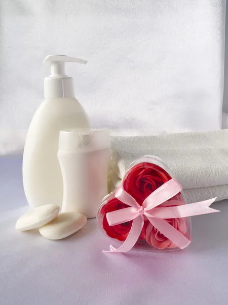 Shampoo, gel de banho, toalhas — Fotografia de Stock