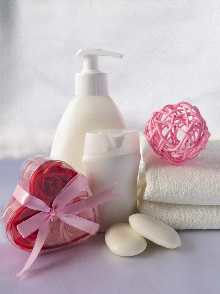 Shampoo, gel de banho, toalhas — Fotografia de Stock
