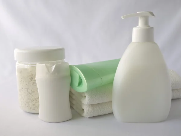 Shampoo, Duschgel, Handtücher — Stockfoto