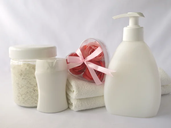 Shampoo, gel doccia, asciugamani — Foto Stock