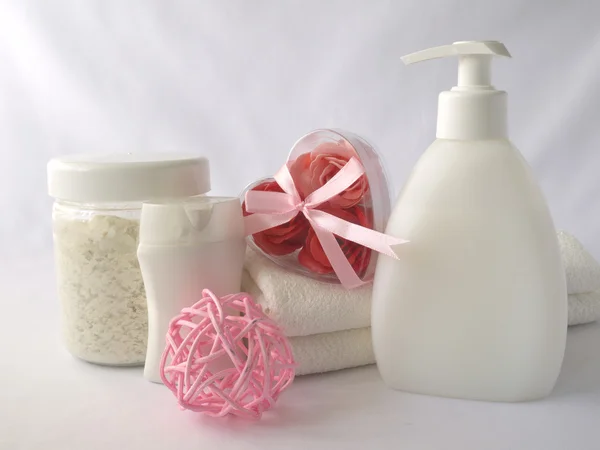 Shampoo, gel doccia, asciugamani — Foto Stock