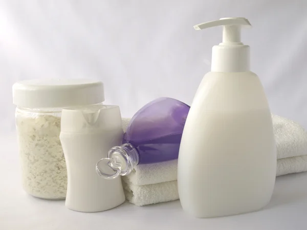 Šampon, sprchový gel, ručníky — Stock fotografie