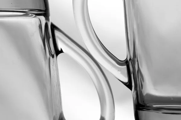 Glazen bekers op een witte achtergrond — Stockfoto