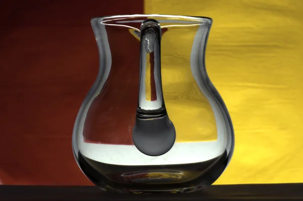 Taças de vidro em um fundo colorido — Fotografia de Stock