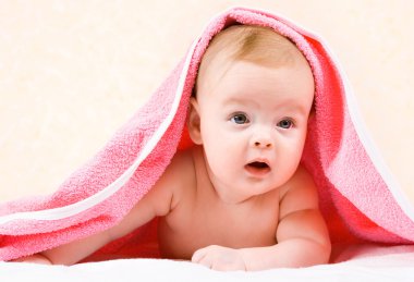 Bebek battaniyenin altından dışarı bakıyor
