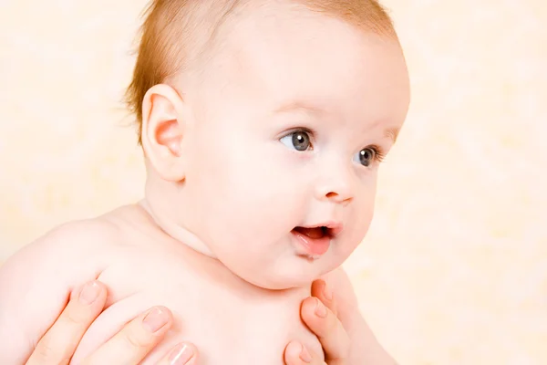 Bebê feliz nas mãos de sua mãe — Fotografia de Stock