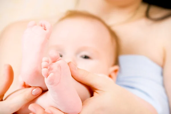 母の手の中の赤ちゃんの足 — ストック写真