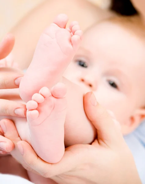 El pie del bebé en manos de la madre —  Fotos de Stock