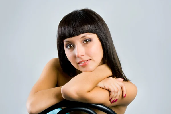 Szép nő, hosszú, egyenes fekete haja látszó-on fényképezőgép, az — Stock Fotó