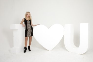 Seni seviyorum kelimesini yanında güzel bir kız portresi