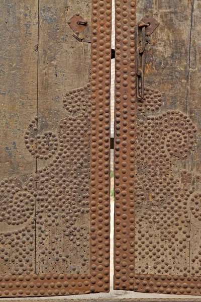 Дизайн украшения на деревянной двери — стоковое фото